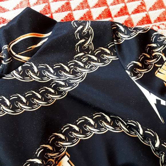 NIKE Cropped Style Hoodie with Chain Design - Picture 8 of 8